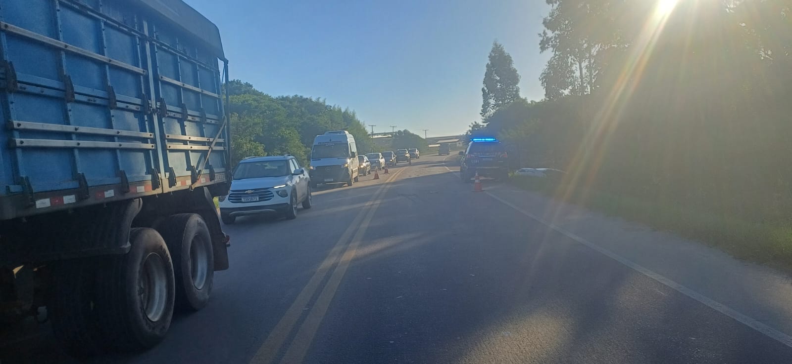 Acidente entre caminhão e carro deixa ferido na BR-293