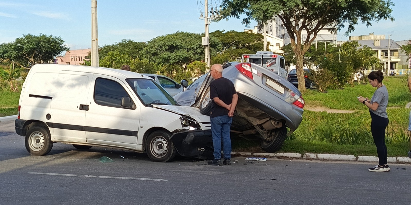 Carro cai em valeta após acidente