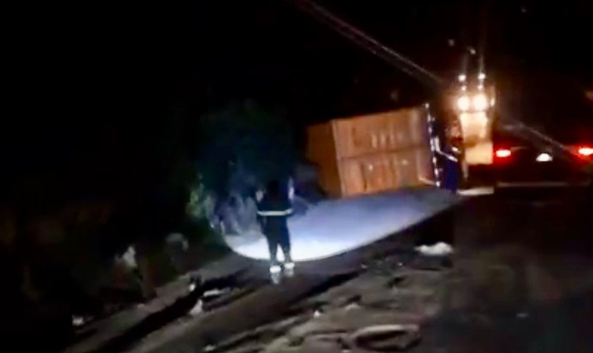 Colisão entre caminhões com placas de Pelotas e Canguçu deixa ferido na RSC-471