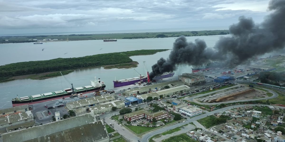 Guindaste pega fogo no Porto de Rio Grande