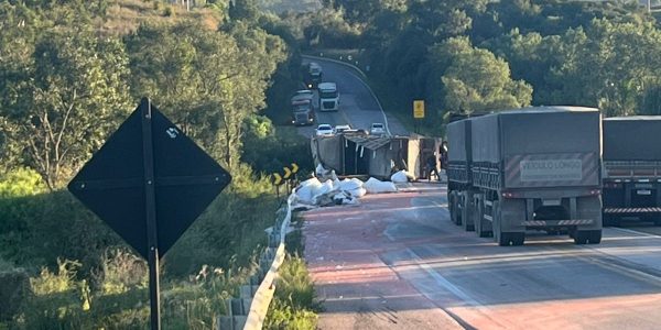 Carreta tomba e bloqueia BR-392 entre Canguçu e Santana da Boa Vista