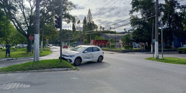 Motorista abandona carro após acidente na Duque com Bento Gonçalves