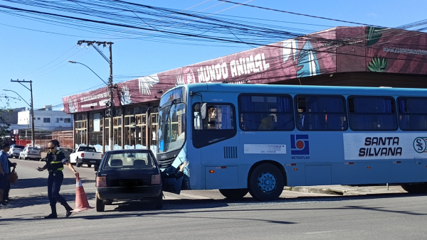 Colisão entre ônibus e carro deixa uma pessoa ferida em Pelotas