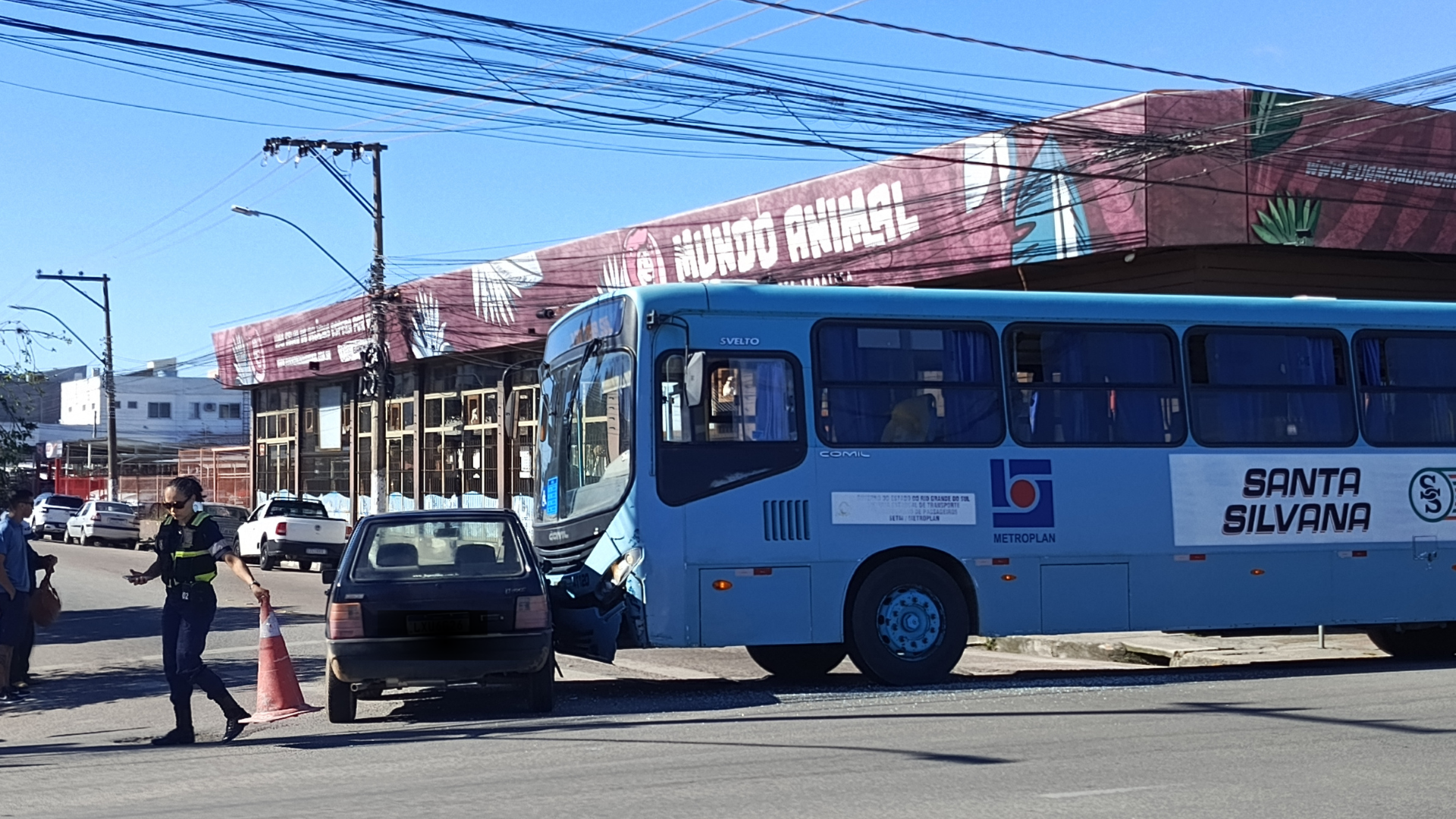 Colisão entre ônibus e carro deixa uma pessoa ferida em Pelotas