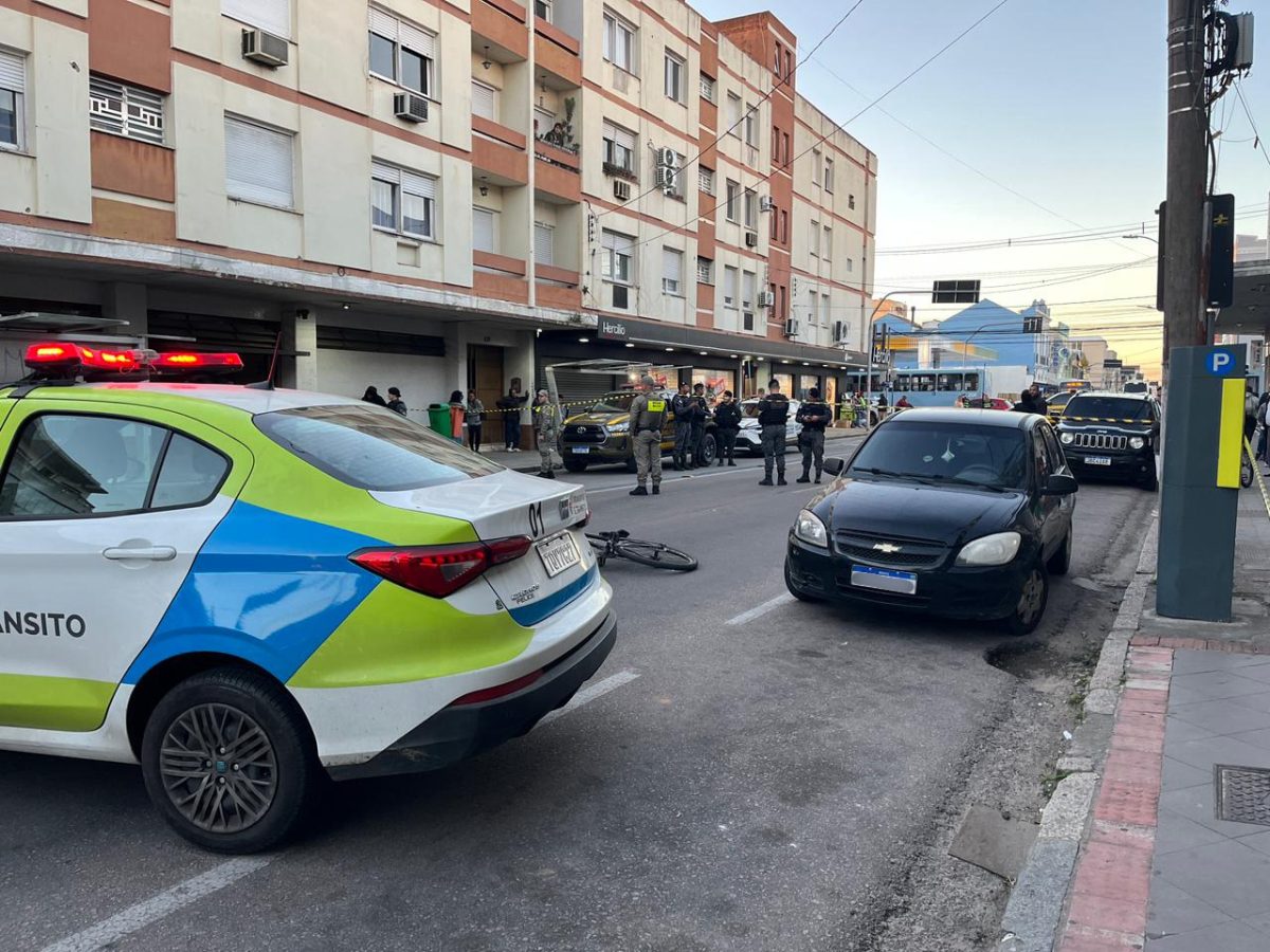 Jovem de 24 anos morre atropelada por caminhão no Centro de Pelotas