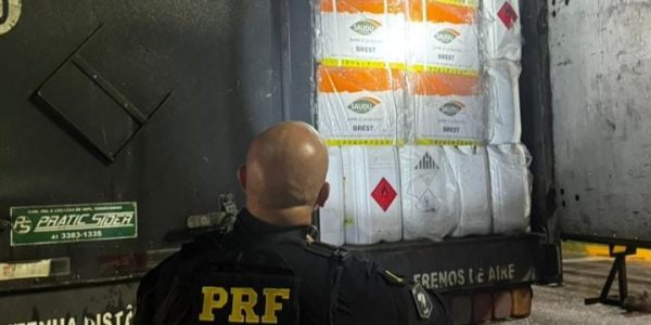 Homem é preso com 820 litros de agrotóxicos contrabandeados na BR-116, em Capão do Leão