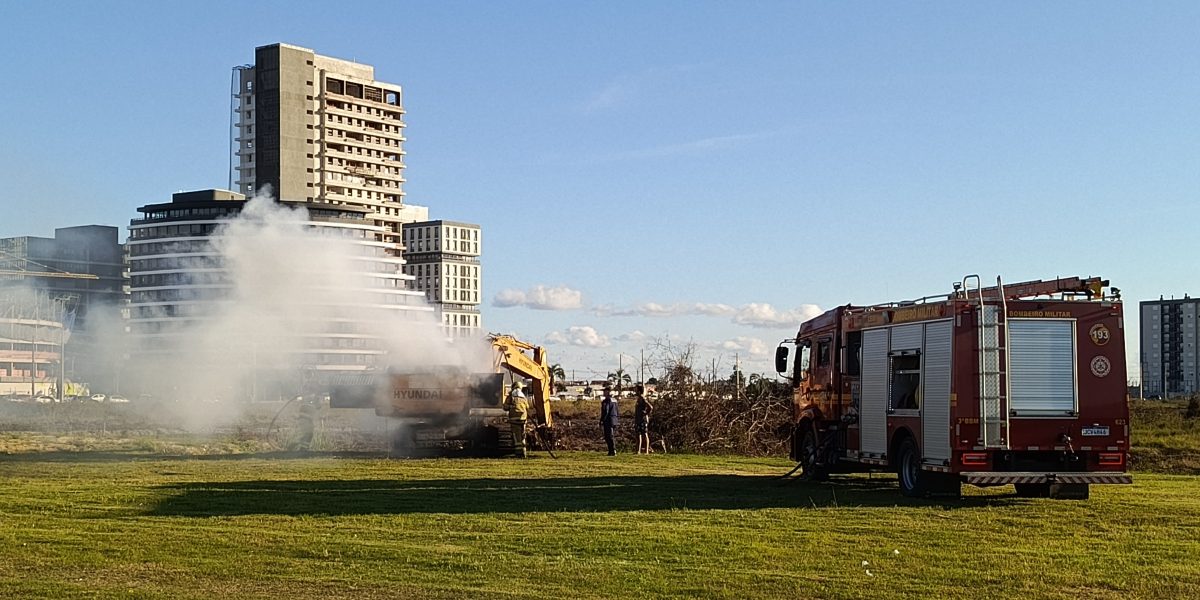 Escavadeira pega fogo em Pelotas