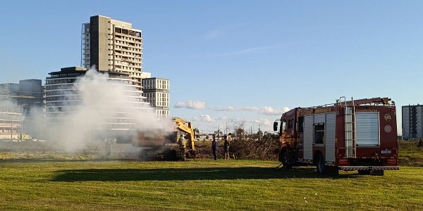 Escavadeira pega fogo em Pelotas