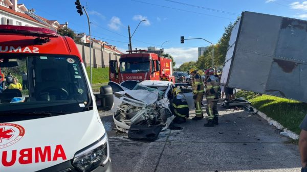 Acidente grave entre carro e caminhão deixa uma pessoa ferida