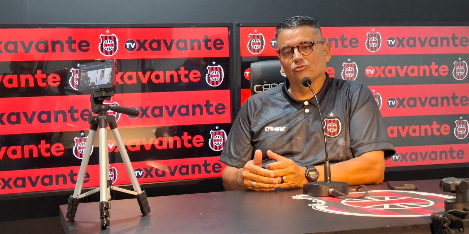 Gilson valoriza vitória e aponta ajustes no elenco: “Estou atrás de extremas”