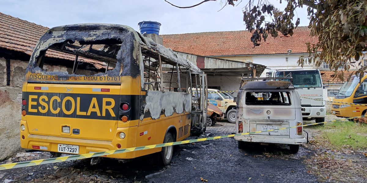 Incêndio destrói micro-ônibus e kombi no pátio Departamento de Veículos Oficiais