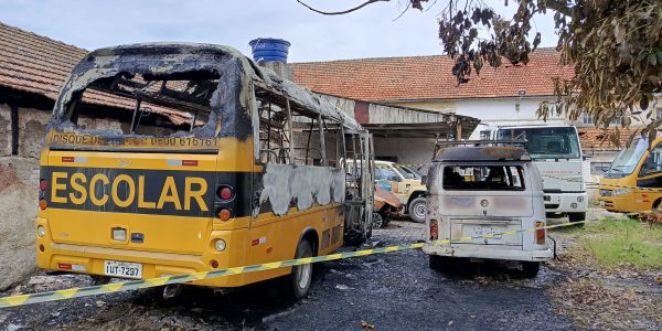 Incêndio destrói micro-ônibus e kombi no pátio Departamento de Veículos Oficiais