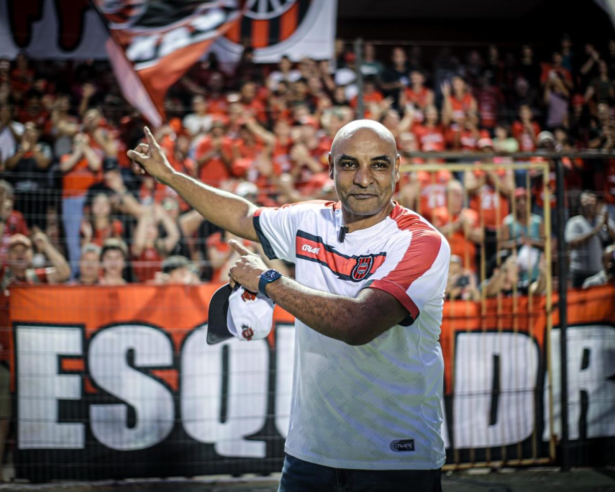 Emerson comenta impasse por transferência de ações da SAF e não descarta reforços para o elenco