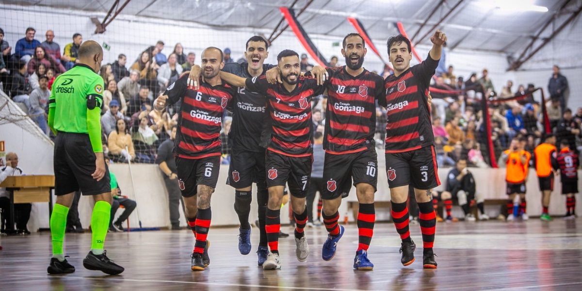 Paulista volta ao futsal com vitória e ginásio lotado