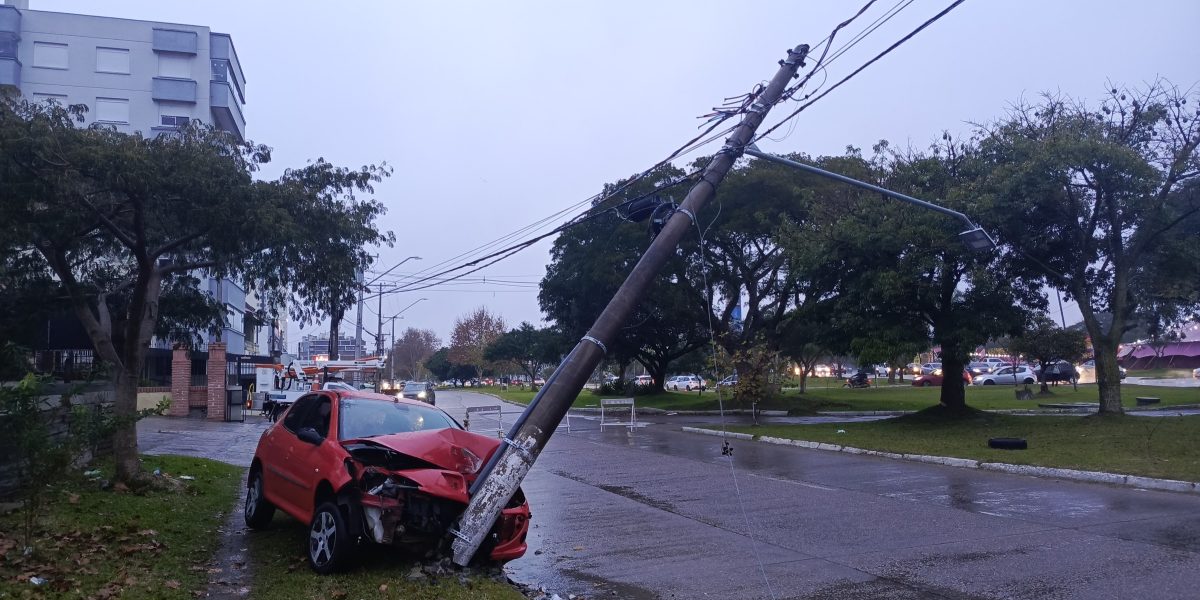 Carro bate em poste e bloqueia trecho da Juscelino Kubitscheck