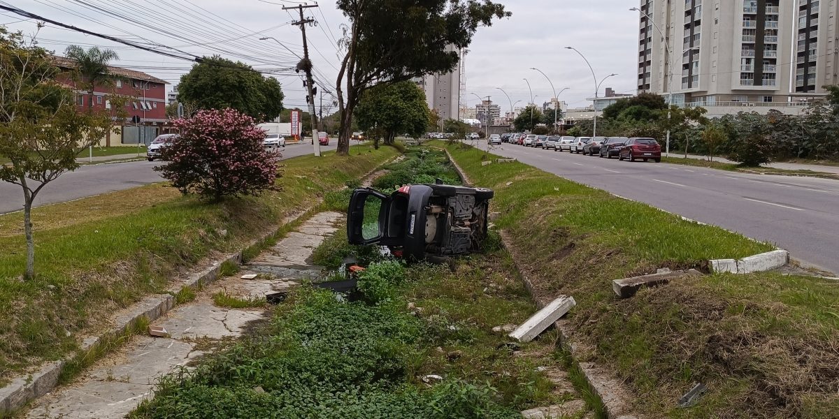 Carro capota e vai parar no Canal do Pepino