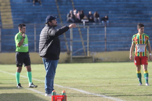 Treinador elogia atletas após fim da campanha do Farroupilha: “Foram gigantes nas condições que tínhamos”