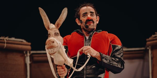 Palhaço Piruá traz releitura de Dom Quixote a Pelotas pelo Palco Giratório