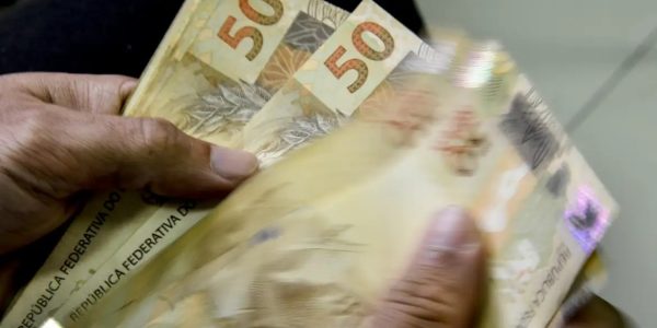 Antecipação da parcela do 13º tem redução na Azonasul
