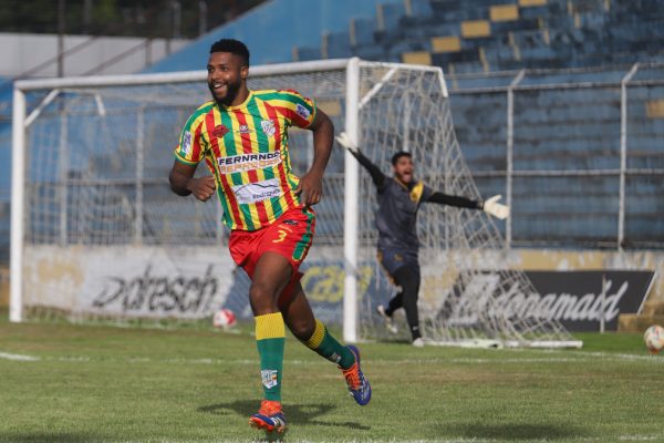 Pelotas acerta o retorno do zagueiro Wendell