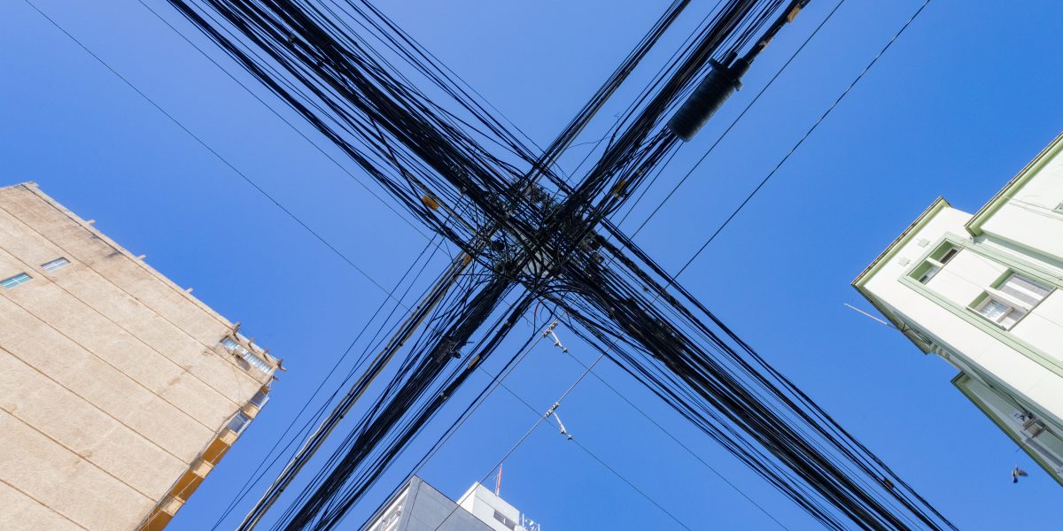 CEEE Equatorial apresenta plano de trabalho para retirada de fios soltos de postes