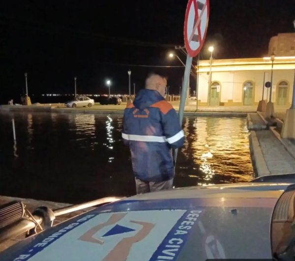 Lagoa dos Patos supera cota de inundação em Rio Grande