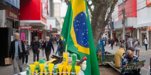 Jogo da Seleção altera expediente de serviços públicos, transporte e comércio em Pelotas