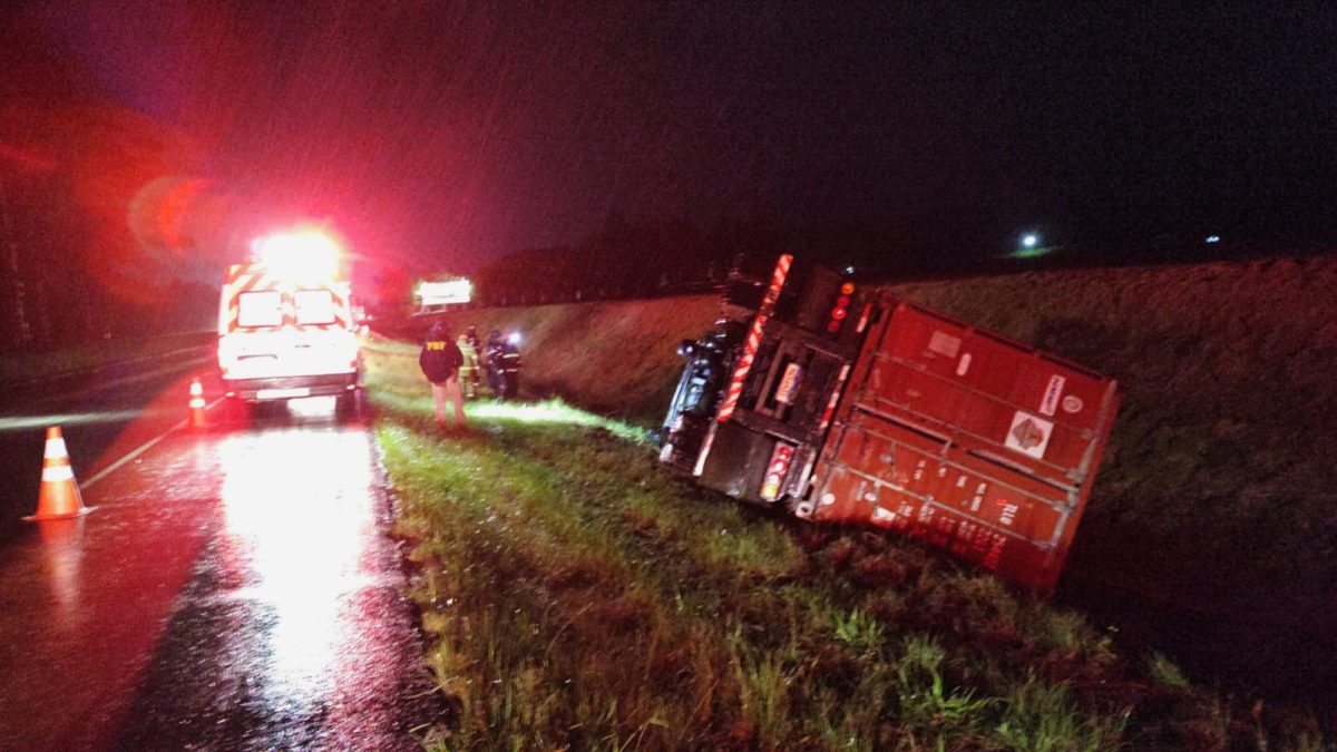 Caminhoneiro de Pelotas morre em acidente na BR-116, em Barra do Ribeiro
