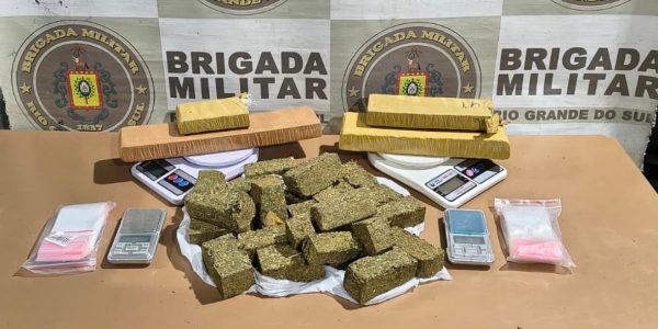 Denúncia sobre tráfico termina com apreensão de quase 4 quilos de maconha