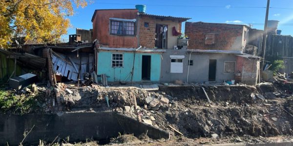 Desabamento às margens de canal deixa 16 pessoas sem moradia em Pelotas