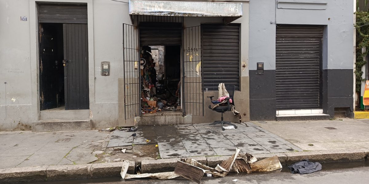 Incêndio destrói conveniência no Centro de Pelotas
