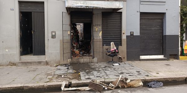 Incêndio destrói conveniência no Centro de Pelotas