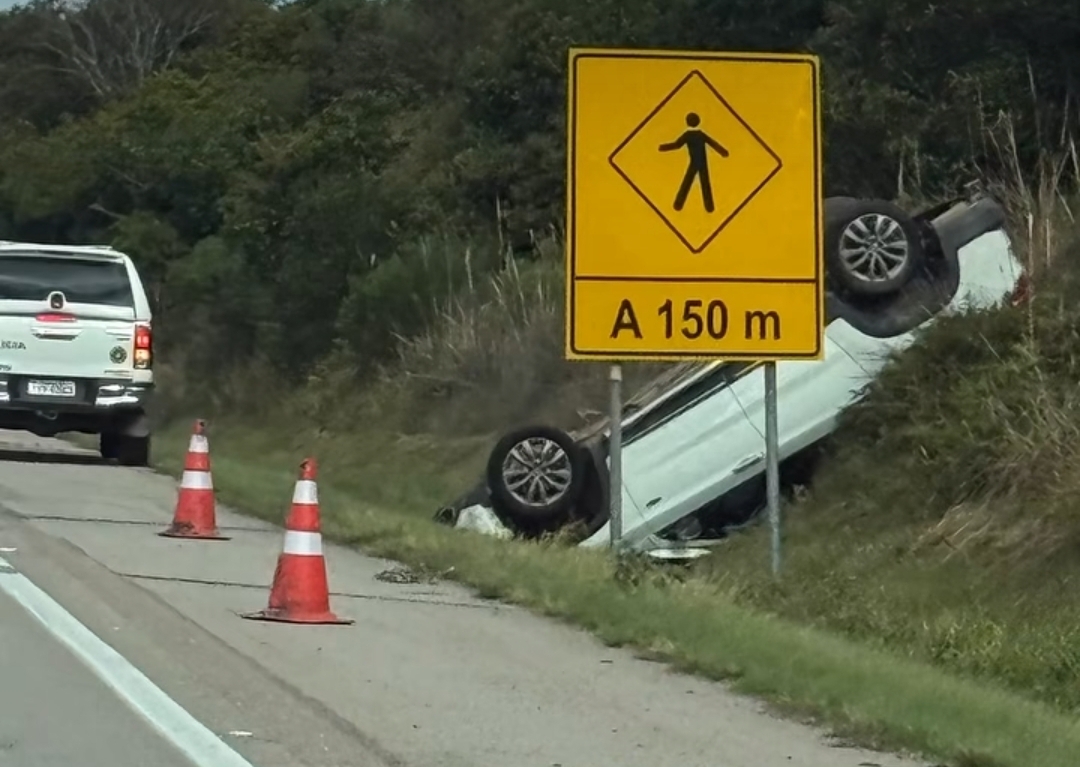 Veículo sai da pista no trecho de Cristal da BR-116