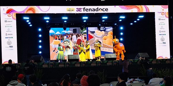 Primeiro dia da 32ª Fenadoce reúne visitantes em busca de novidades
