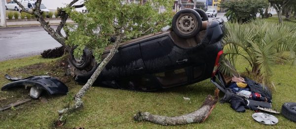 Carro capota em canteiro da República do Líbano