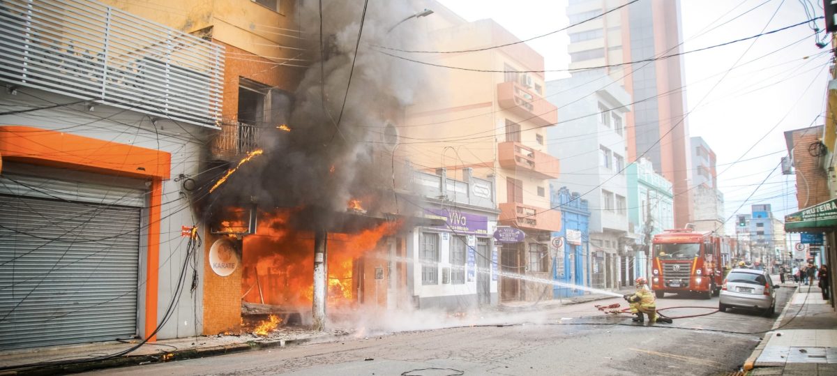 Incêndio destrói primeiro andar de prédio no Centro de Pelotas