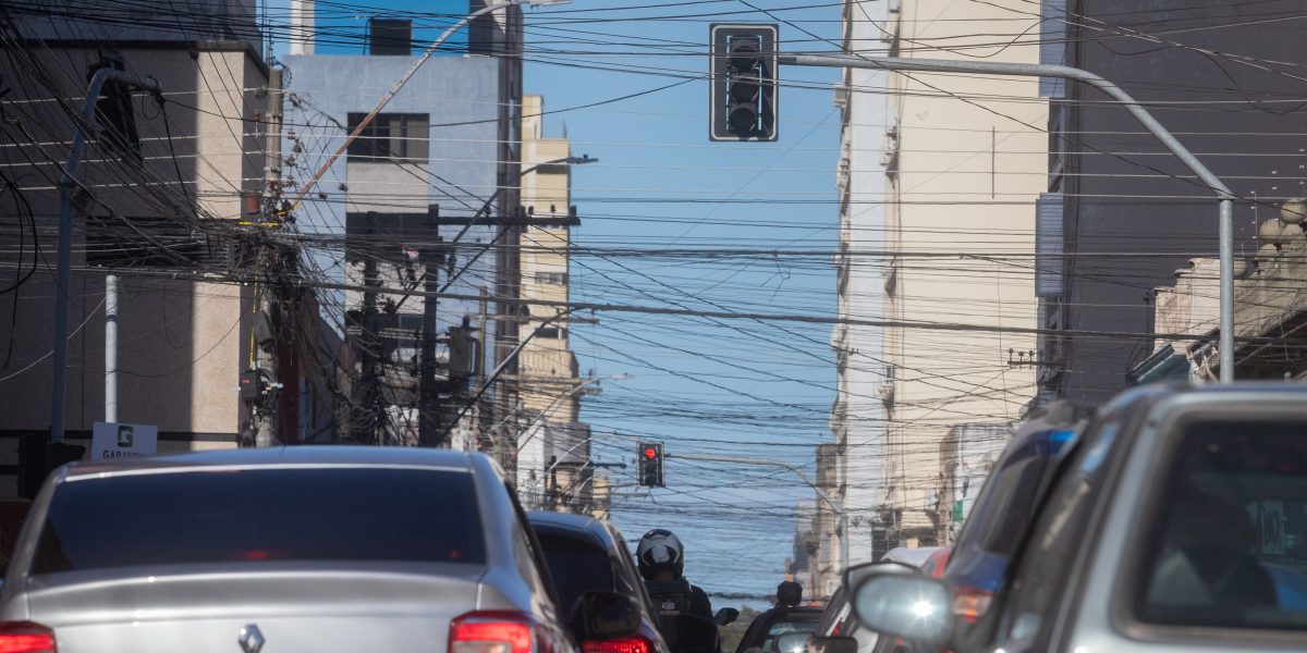 Semáforos de Pelotas sofrem com furtos, falhas e rede envelhecida