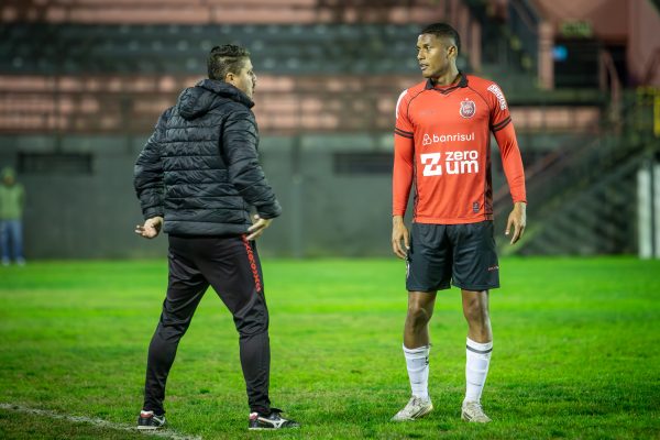 Gabriel Morbeck desfalca o Brasil no primeiro jogo da final da Copinha