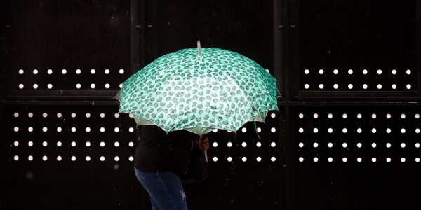 Mau tempo provoca destelhamentos, falta de energia e alagamentos na Zona Sul do Estado