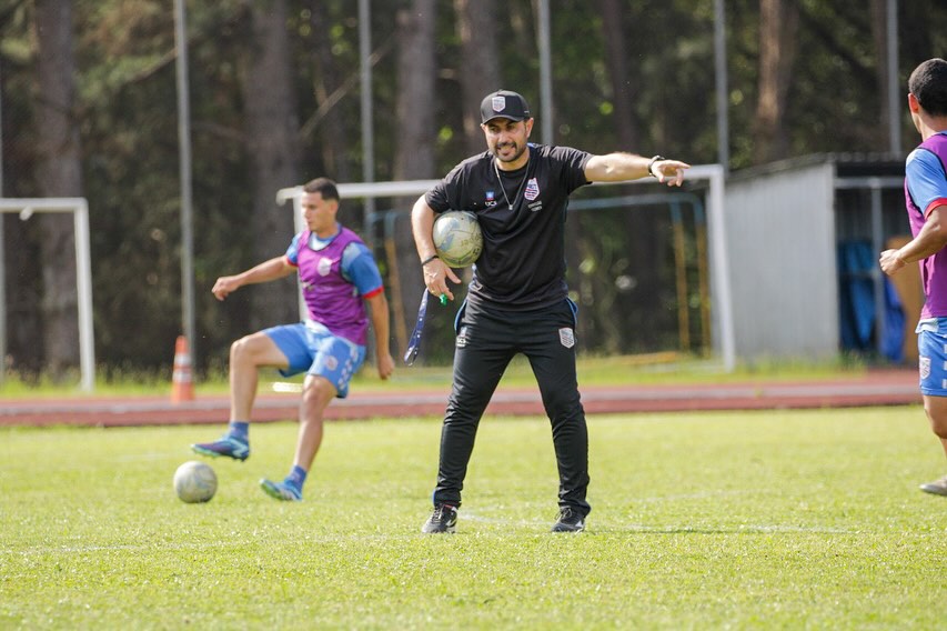 Técnico contratado pelo Brasil iniciou carreira antes dos 30 anos, e Xavante será seu 17º clube