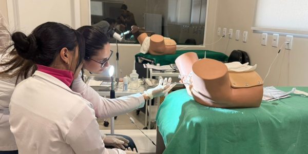 Hospital Universitário capacita médicos para ampliar acesso a DIU e Implanon