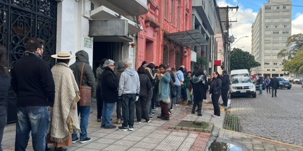 Pelotenses fazem fila para reabertura do Theatro Sete de Abril