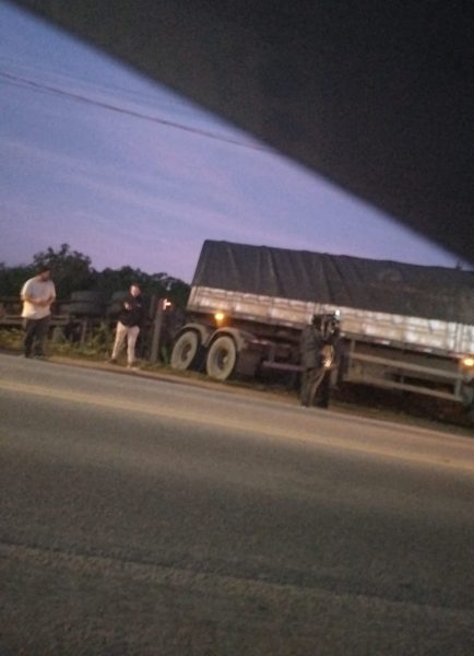Bitrem sai da pista na BR-293 em Pelotas