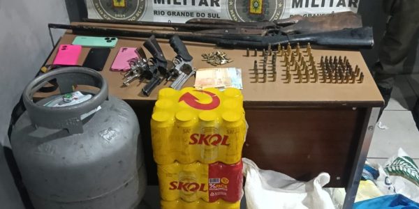 Forças policiais prendem suspeitos de roubo a residência