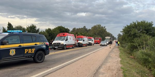 Uma pessoa morre e quatro ficam feridas em grave acidente na BR-293