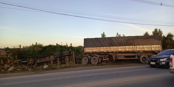 Bitrem sai da pista na BR-293 em Pelotas