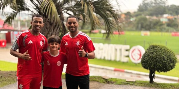 Escola licenciada do Internacional em Pelotas leva primeiro jovem para teste na capital