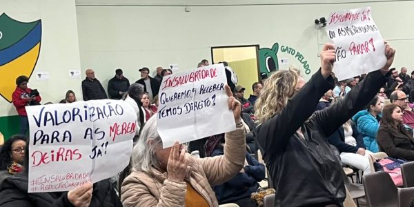 Merendeiras municipais planejam paralisação em cobrança por insalubridade