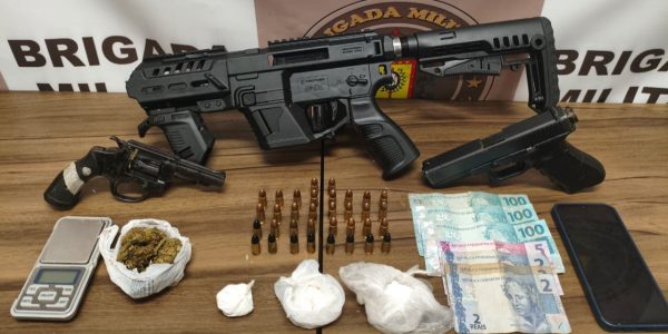 Homem é preso por porte ilegal de arma e tráfico de entorpecentes