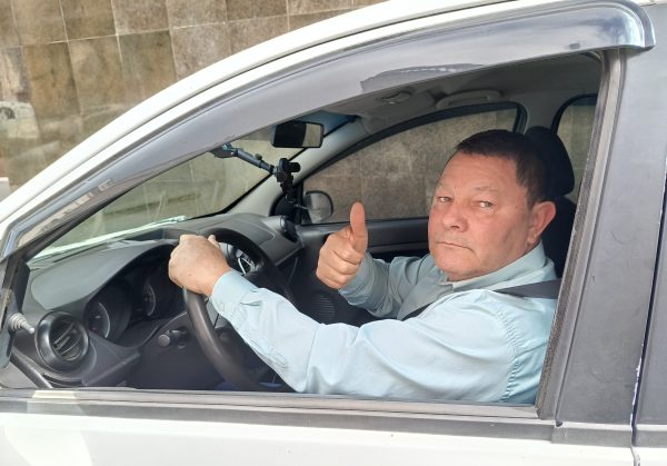 Motorista de aplicativo destaca papel do rádio: “É um companheiro do dia a dia”